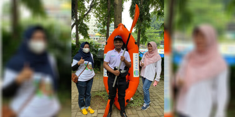 PT. PAM Lyonnaise Jaya (Palyja) memberikan bantuan perahu kano dalam peringatan Hari Ciliwung 2022 yang diselenggarakan oleh Gerakan Ciliwung Bersih (GCB) pada Sabtu (26/11/2022) di Kantor GCB Jalan Penjernihan, Karet Bivak, Jakarta Pusat. Foto: Dokumen Palyja