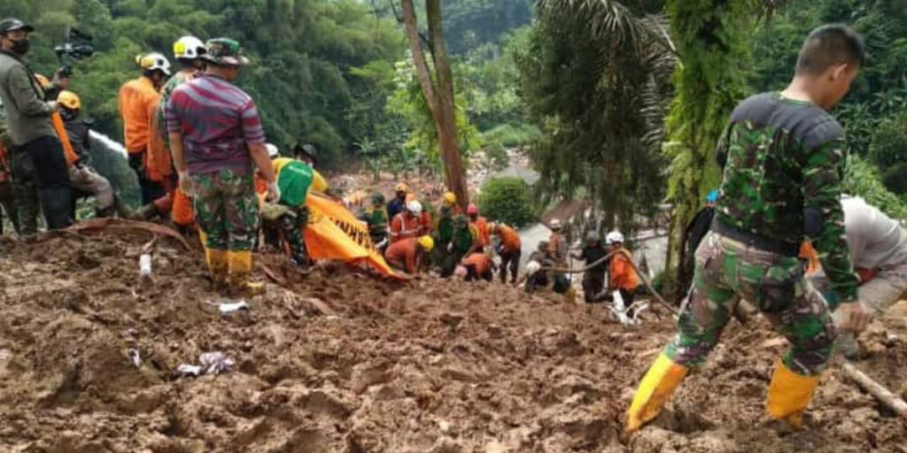 Korban Meninggal Dunia Pascagempa Cianjur Jadi 327 Orang - pencarian korban gempa 1 - www.indopos.co.id