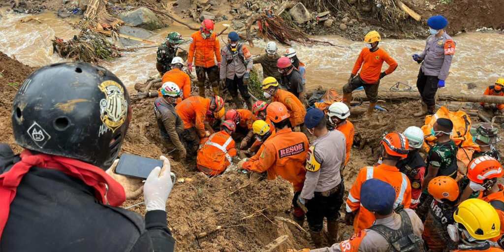 Polri Berhasil Temukan 5 Jenazah Korban Longsor Cianjur - pencarian korban gempa - www.indopos.co.id