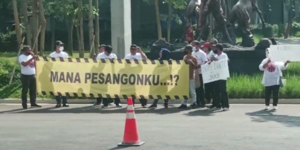 Tuntut Pesangon, Belasan Pensiunan Gelar Aksi di TMII - pensiunan aksi - www.indopos.co.id