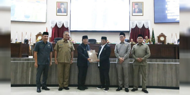 Pj Gubernur Banten Al Muktabar bersama pimpinan DPRD Banten. (Humas Pemprov Banten)