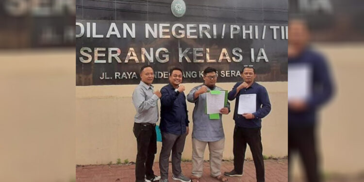 Pengacara Dadang Handayani (kanan) bersama timnya mendatangi Pengadilan Negeri Serang untuk mendaftarkan gugatan terhadap Pj Gubernur Banten Al Muktabar beserta pihak terkait lainnya sehubungan dengan open bidding pejabat teras Bank Banten yang dinilai cacat hukum.