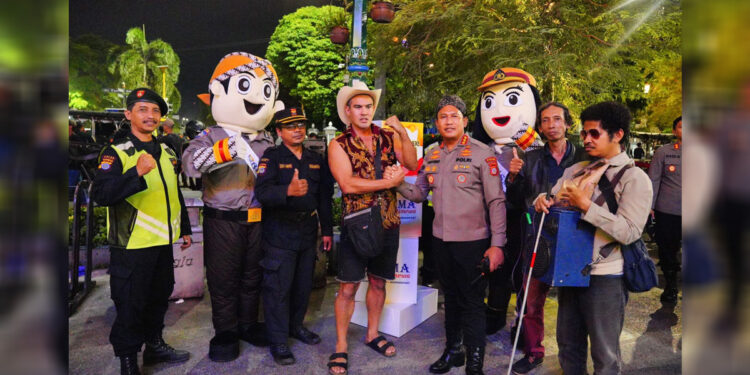 Polda DIY melalui Ditbinmas melaksanakan kegiatan Penerangan Keliling di sepanjang Jalan Malioboro, Yogyakarta, Sabtu (19/11/2022) malam. Foto: Humas Polda DIY
