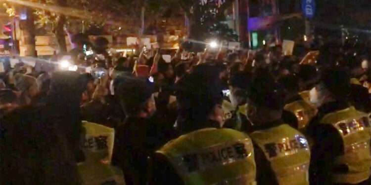 Warga melakukan aksi protes lockdown Covid-19 di Shanghai. (news.sky.com)