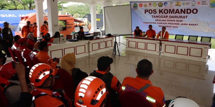 Tim gabungan melakukan rapat sebelum melakukan penanganganan lanjutan di Pos Komando Kantor Bupati Cianjur, Jawa Barat, Selasa (22/11/2022). Foto: Dok BPBD Cianjur