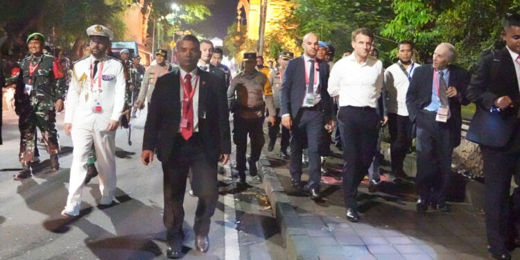 Presiden Prancis Emmanuel Macron berjalan kaki sepanjang 2 kilometer usai gala dinner di Garuda Wisnu kencana (GWK) Bali. (Humas Mabes Polri)