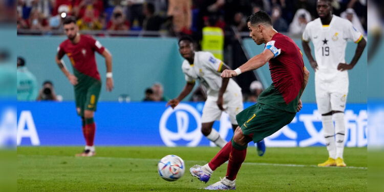 Cristiano Ronaldo mencetak gol dari titik penalti saat Portugal melawan Ghana. Foto: skysports.com