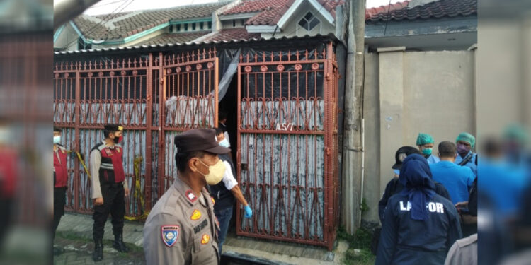 Polisi melakukan olah tempat kejadian perkara penemuan empat mayat dalam rumah di Perumahan Citra Garden, Kalideres, Jakarta Barat.Foto: Indopos.co.id/Dhika Alam Noor