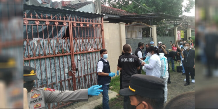 Polisi melakukan olah tempat kejadian perkara penemuan empat mayat dalam rumah di Perumahan Citra Garden, Kalideres, Jakarta Barat. (Dhika Alam Noor/Indopos.co.id)
