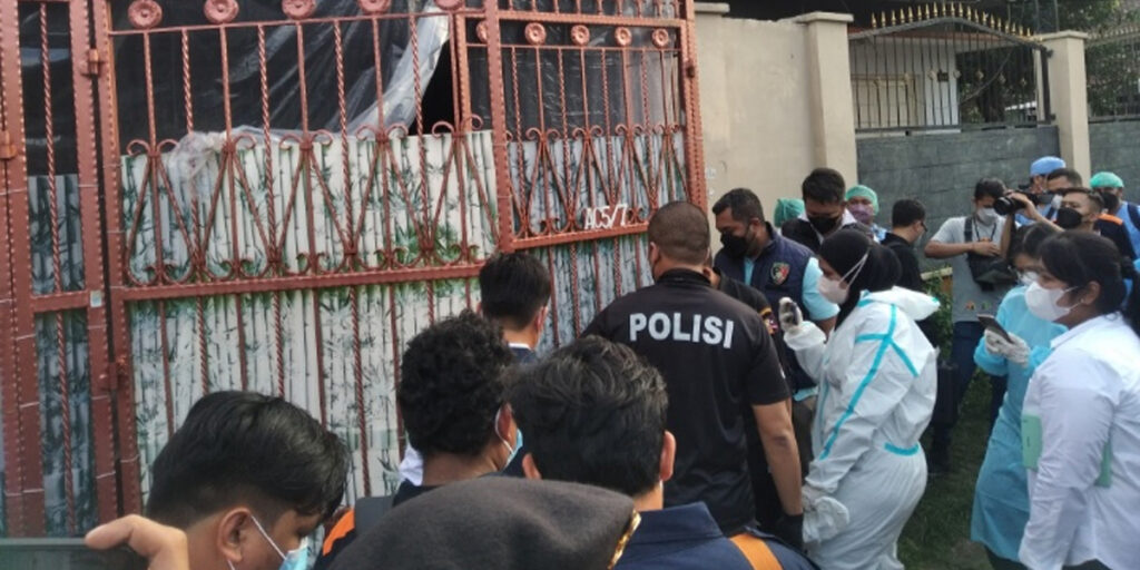 Polisi Cek Ponsel Milik Keluarga Tewas di Jakbar, Tak Ada Pembahasan Utang - rumah mayat kalideres 2 - www.indopos.co.id