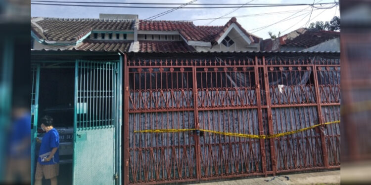 Tempat kejadian perkara penemuan empat mayat dalam rumah di Perumahan Citra Garden, Kalideres, Jakarta Barat. Foto: Indopos.co.id/Dhika Alam Noor