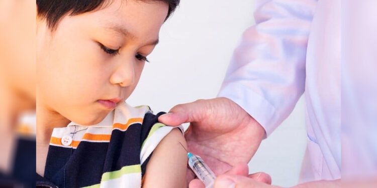 Ilustrasi seorang anak lakukan imunisasi. (Freepik)