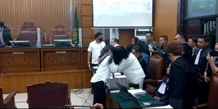 Saksi Susi menghampiri terdakwa Putri Candrawathi dan terdakwa Ferdy Sambo saat tiba di ruang sidang utama Pengadilan Negeri Jakarta Selatan. Foto: Ist