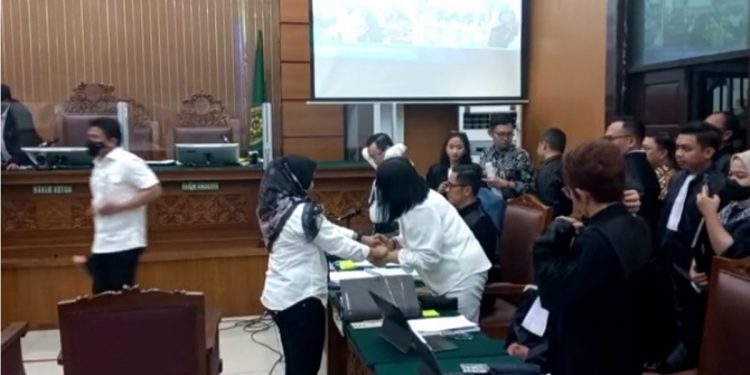 Terdakwa Putri Candrawathi memegang erat tangan ART Susi saat menjalani sidang lanjutan kasus pembunuhan Brigadir J di ruang sidang utama Pengadilan Negeri Jakarta Selatan. Foto: Ist