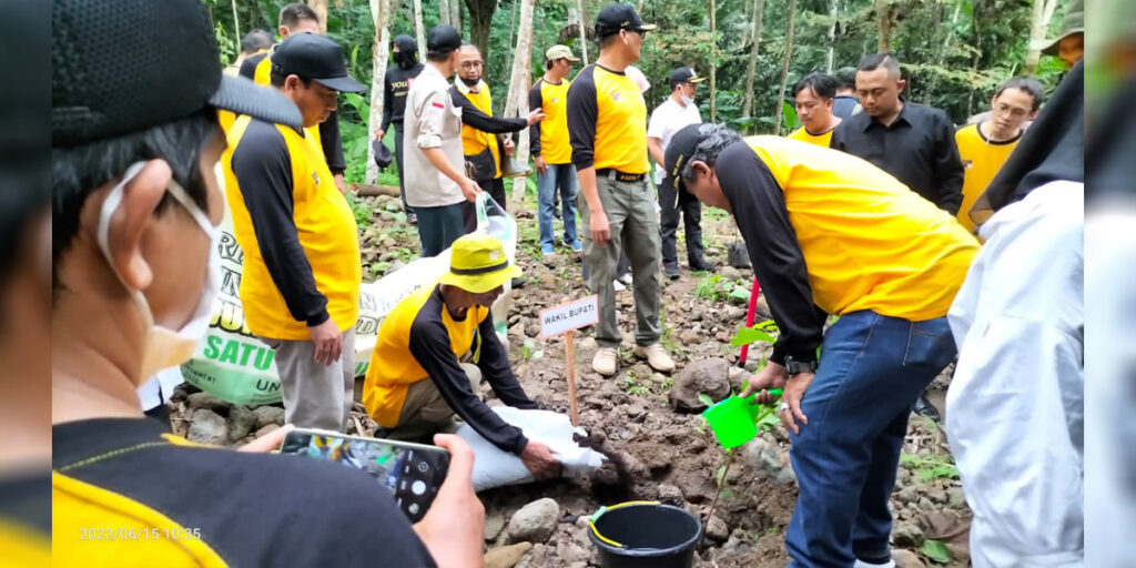 DLH Kabupaten Serang Selamatkan Lahan Kritis, Tindak Tegas Pelaku Pencemaran Lingkungan - tanam - www.indopos.co.id