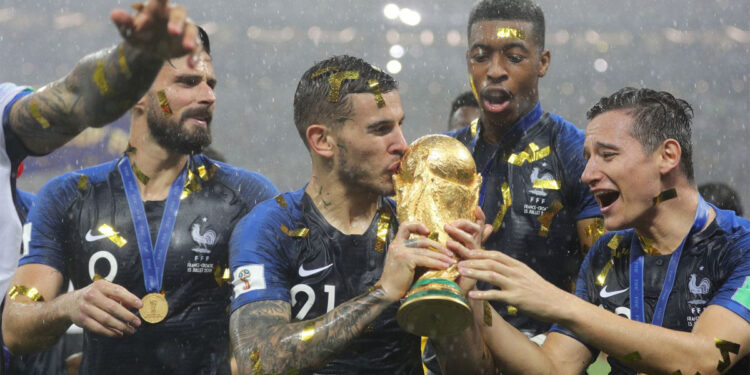 Para pemain Prancis merayakan kemenangan Piala Dunia 2018 di Rusia. Foto: skysports.com