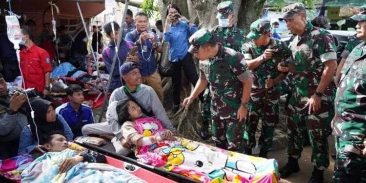 Kepala Staf Angkatan Darat (Kasad) Jenderal Dudung Abdurachman meninjau langsung kondisi korban luka akibat gempa bumi yang terjadi di Cianjur, Jawa Barat. Foto: Dok Dispenad