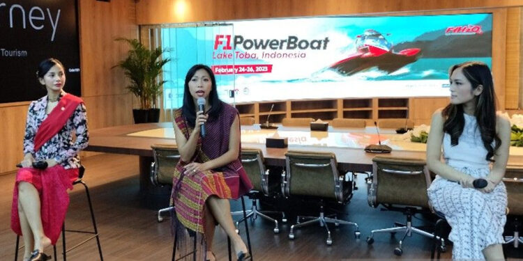 Direktur Pemasaran dan Program Pariwisata PT. Aviasi Pariwisata Indonesia (Persero) atau Injourney, Maya Watono (tengah), pada media gathering F1PowerBoat di Jakarta, Senin (5/12/2022). Foto: Injourney