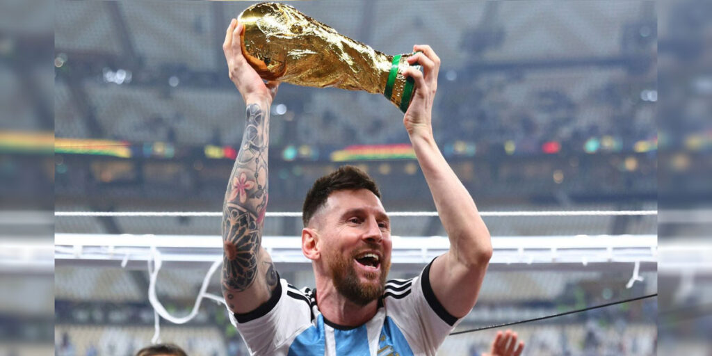 Messi-Memegang-Trofi-Piala-Dunia