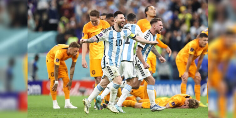 Pemain Argentina merayakan kemenangan atas Belanda di Piala Dunia 2022 lewat adu penalti dengan skor 4-3, setelah bermain imbang 2-2 pada babak normal dan perpanjangan waktu, dalam laga perempat final Piala Dunia 2022, di Lusail Iconic Stadium, Sabtu (10/12/2022) dini hari WIB. Foto: Twitter/@FIFAWorldCup