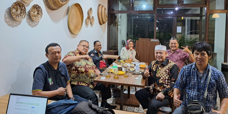 Ato' Ismail, Ketua Umum Eksponen Alumni HMI Pro Jokowi Amin (kedua dari kanan), dalam sebuah kesempatan beberapa waktu lalu. Foto: Dokumen Pribadi