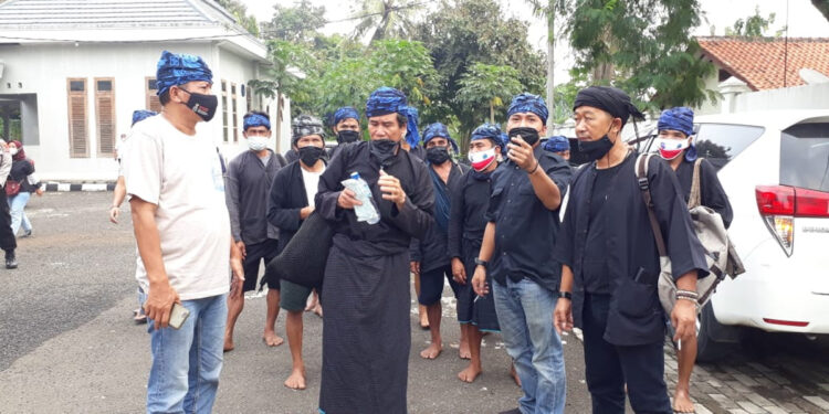 Masyarakat suku Badui pada saar upacara Seba di Pendopo Lama Pemerintah Provinsi (Pemprov) Banten belum lama ini. Foto: Istimewa