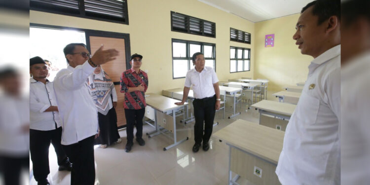 Penjabat (Pj) Gubernur Banten Al Muktabar (kedua dari kanan), meninjau salah satu Sekolah Menengah Kejuruan (SMK) Negeri di Kabupaten Lebak. Foto: Yasri Chaniago/INDOPOS.CO.ID