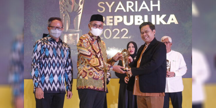 BAZNAS mendapat penghargaan dalam Anugerah Syariah Republika 2022 untuk kategori Akuntabilitas Terbaik. Foto: BAZNAS for INDOPOS.CO.ID