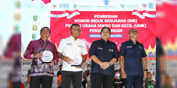Menteri Badan Usaha Milik Negara.(BUMN) Erick Thohir (kedua dari kanan), dalam kegiatan percepatan penerbitan Nomor Induk Berusaha (NIB), di Lampung, Kamis (1/12/2022). Foto: Dokumen BNI