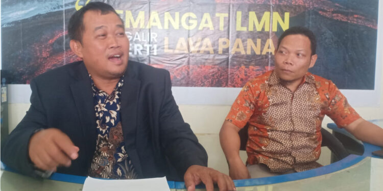 Koordinator Masyarakat Anti Korupsi Indonesia (MAKI) Boyamin Saiman (kiri) saat konferensi pers di Lingkar Media Network (LMN), Kota Serang, Rabu (14/12/2022). Foto: Laurens Dami/INDOPOS.CO.ID