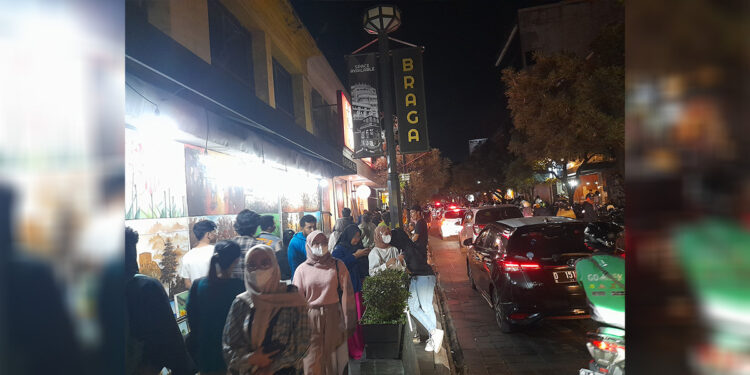 Kawasan Jalan Braga, Kota Bandung, Jawa Barat dipadati pengunjung pada Sabtu (24/12/2022) malam. Foto : Indopos.co.id
