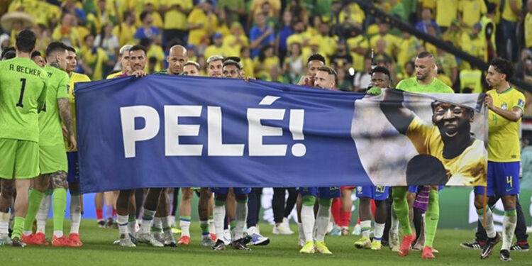 Para pemain Brasil membentang spanduk bertuliskan "Pele" sebagai bentuk dukungan terhadap legenda sepak bola Brasil itu dari kanker usus besar yang dideritanya. Foto: skysports.com