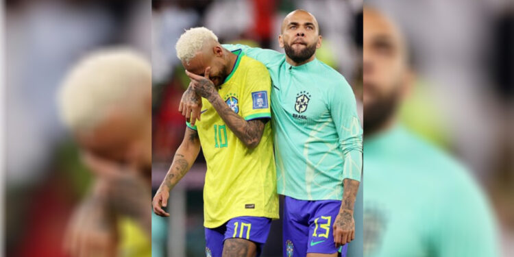 Dani Alves berusaha menenangkan Neymar usai Brasil dikandaskan Kroasia dalam laga 8 besar Piala Dunia 2022, Jumat (9/12). Foto: Instagram/@fifaworldcup