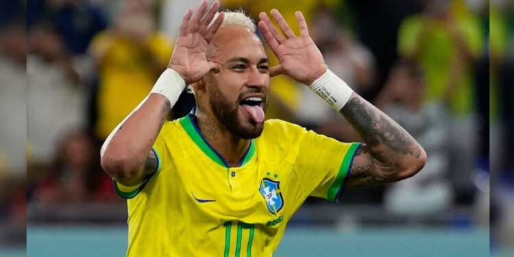 Striker Brasil Neymar melakukan selebrasi setelah mencetak gol kedua timnya, melawan Korea Selatan (Korsel) dalam pertandingan babak 16 besar Piala Dunia 2022 yang digelar di Stadium 974, Doha, Selasa (6/12/2022) dini hari WIB. Brazil menang dengan skor telak 4-1. Foto: skysports.com