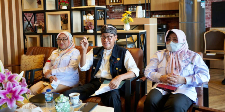 Kepala Badan Penyuluhan dan Pengembangan SDM Pertanian (BPPSDMP) Dedi Nursyamsi (tengah) saat jumpa pers di Ruang Diorama BPPSDMP, Jakarta. Foto: Dok Kementan