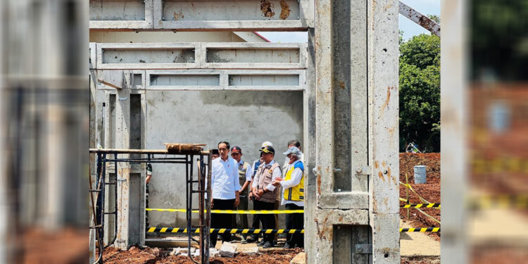 Presiden Joko Widodo meninjau pembangunan rumah tahan gempa di Desa Sirnagalih, Kecamatan Cilaku, Kabupaten Cianjur, Provinsi Jawa Barat. Foto: Dokumen Setkab