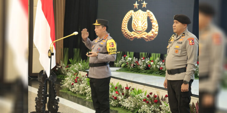 Kapolri Jenderal Polisi Listyo Sigit Prabowo saat upacara kenaikan pangkat perwira tinggi di menengah di lingkungan Mabes Polri (Divisi Humas Polri for indopos.co.id)