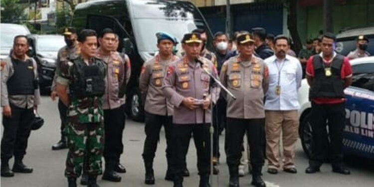 Kapolri Jenderal Polisi Listyo Sigit Prabowo memberikan keterangan pers pada saat meninjau tempat kejadian perkara di Mapolsek Astana Anyar, Kota Bandung, Rabu (7/12/2022). (Humas Polda Jabar)