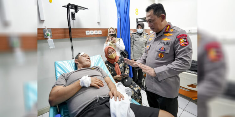 Kapolri Jenderal Polisi Listyo Sigit Prabowo menjenguk korban akibat ledakan bom bunuh diri di Mapolsek Astana Anyar, Bandung. (BHumas Mabes Polri)