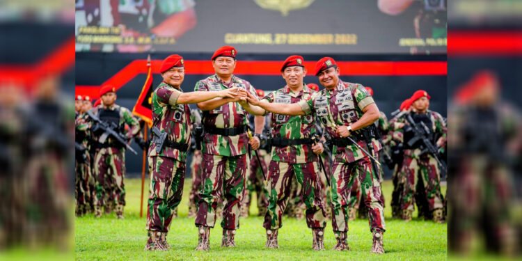 Kapolri Jenderal Listyo Sigit Prabowo dan Panglima TNI Laksamana Yudo Margono disematkan Baret Merah dan Brevet Komando dari pasukan elite Kopassus. Foto: Humas Polri