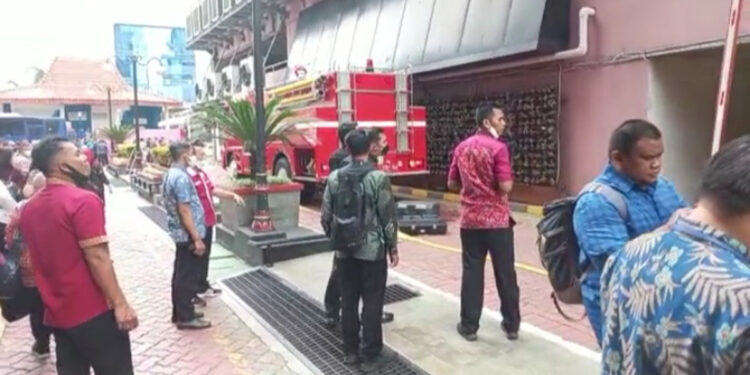 Petugas pemadam berusaha memadamkan api yang melahap bagian kantor Kemenkumham, Jakarta Selatan. Foto: Dok Medsos