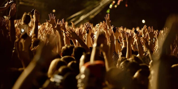 Ilustrasi kerumunan orang saat konser musik. Foto: Freepik