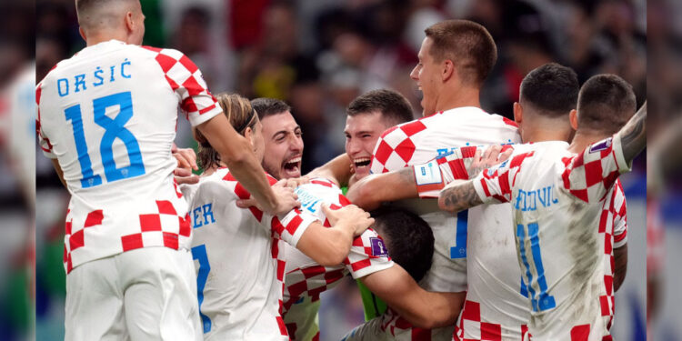 Kiper Kroasia Dominik Livakovic dan rekan satu timnya merayakan setelah mengalahkan Jepang melalui adu penalti, pada babak 16 besar, di Stadion Al Janoub, Senin (5/12/2022) malam WIB. Foto: skysports.com