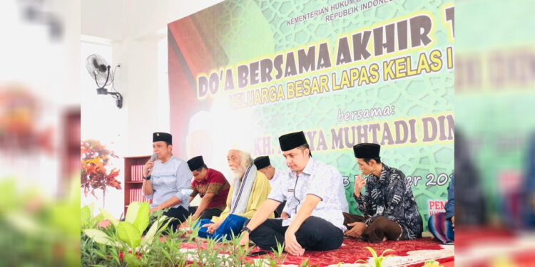 Abuya Muhtadi ikut serta dalam acara doa bersama dengan seluruh penghuni Lapas Kelas I Tangerang. Foto: Sumber Ginting/indopos.co.id