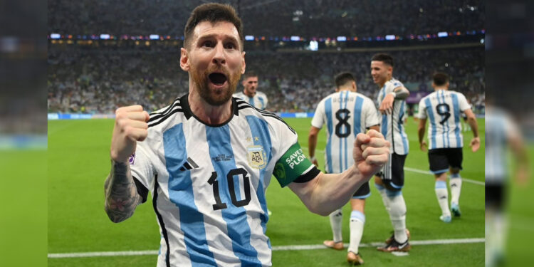 Lionel Messi dkk buka peluang Argentina lolos ke Babak 16 besar Piala Dunia Qatar 2022. Foto: Twitter @FifaWorldCup