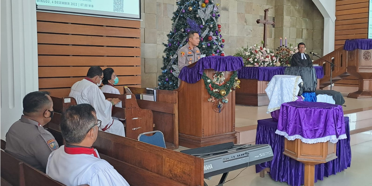 Jelang Natal dan Tahun Baru 2023, Kapolsek Jagakarsa Kompol Multazam Berikan Imbauan Kamtibmas - misa natal gereja - www.indopos.co.id