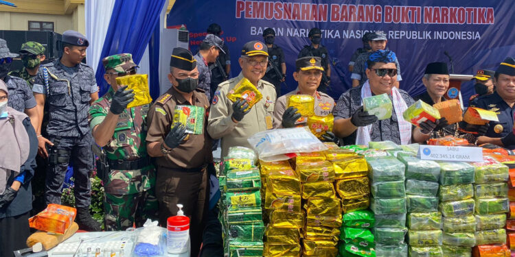 Pemusnahan ratusan kilogram narkoba berbagai jenis oleh BNN di Halaman Setda Banten. (Humas Polda Banten for indopos.co.id)