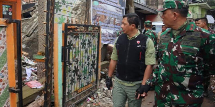 Kepala BNPB Letjen TNI Suharyanto meninjau rumah warga terdampak gempa di Kecamatan Gekbrong, Kabupaten Cianjur, Senin (26/12/2022). Foto: Istimewa