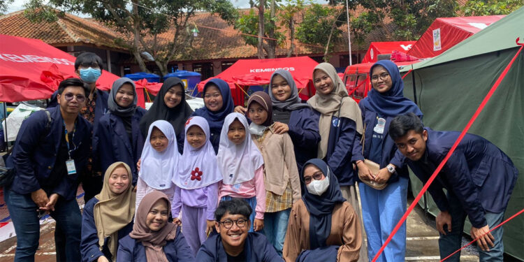 Para mahasiswa Poltekesos Bandung dan anak-anak korban bencana gempa di Cianjur, Jabar. Foto : Poltekesos