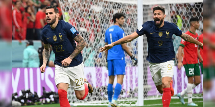 Theo Hernandez dan rekan setimnya Olivier Giroud melakukan selebrasi setelah mencetak gol untuk Prancis ke gawang Maroko dalam laga semifinal Piala Dunia 2022, di Stadion Al Bayt dengan skor 2-0 Kamis (15/12/2022) dini hari WIB. Foto: skysports.com